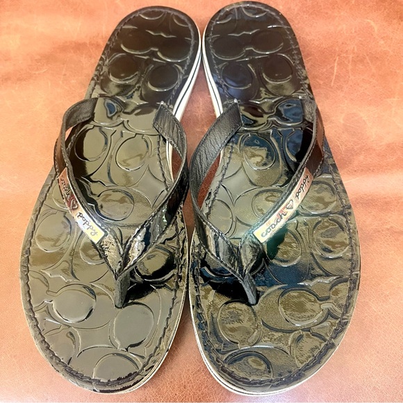 Coach Poppy Black Patent Leather Flip Flop Sandals Size 7.5 - Picture 1 of 11
